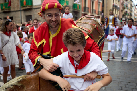 La Comparsa de Gigantes y Cabezudos, en las calles de Pamplona el 7 de julio 2022.