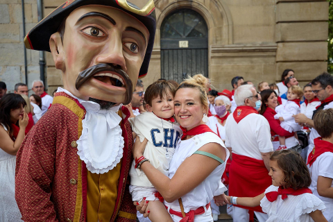 La Comparsa de Gigantes y Cabezudos, en las calles de Pamplona el 7 de julio 2022.