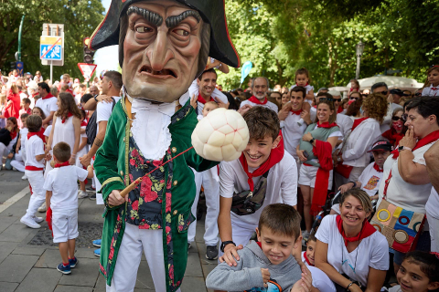 La Comparsa de Gigantes y Cabezudos, en las calles de Pamplona el 7 de julio 2022.