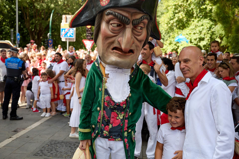 La Comparsa de Gigantes y Cabezudos, en las calles de Pamplona el 7 de julio 2022.