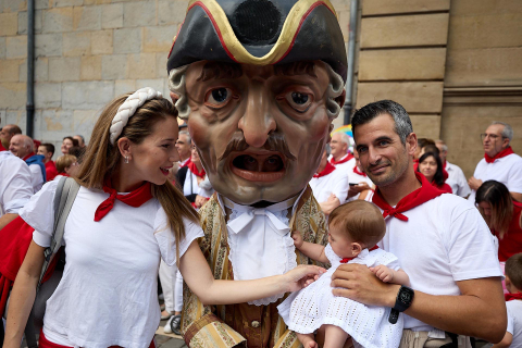 La Comparsa de Gigantes y Cabezudos, en las calles de Pamplona el 7 de julio 2022.