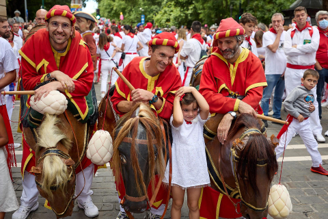 La Comparsa de Gigantes y Cabezudos, en las calles de Pamplona el 7 de julio 2022.