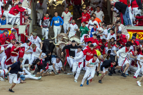 Entrada a la plaza de toros con un semimontón a la derceha y momento de peligro durante el primer encierro de los Sanfermines 2022