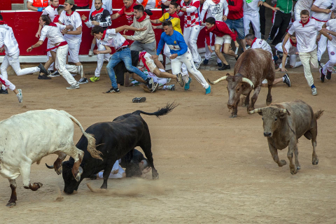 Entrada a la plaza de toros con un semimontón a la derceha y momento de peligro durante el primer encierro de los Sanfermines 2022