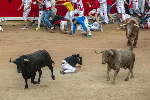Entrada a la plaza de toros con un semimontón a la derceha y momento de peligro durante el primer encierro de los Sanfermines 2022