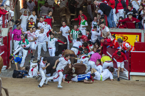Entrada a la plaza de toros con un semimontón a la derceha y momento de peligro durante el primer encierro de los Sanfermines 2022