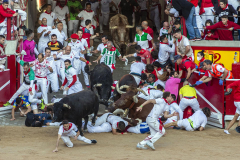 Entrada a la plaza de toros con un semimontón a la derceha y momento de peligro durante el primer encierro de los Sanfermines 2022