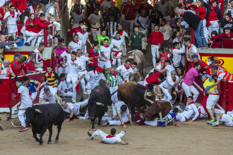 Entrada a la plaza de toros con un semimontón a la derceha y momento de peligro durante el primer encierro de los Sanfermines 2022