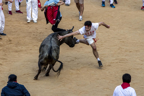 Entrada a la plaza de toros con un semimontón a la derceha y momento de peligro durante el primer encierro de los Sanfermines 2022