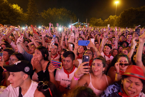 Concierto de Ben Yart y FERNANDOCOSTA en la Plaza de los Fueros