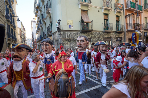 Fotos de la salida de la Comparsa de Gigantes y Cabezudos este 12 de julio.