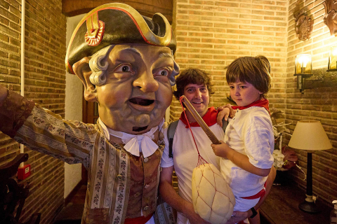 Fotos de la salida de la Comparsa de Gigantes y Cabezudos este 12 de julio.