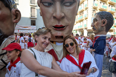 Fotos de la salida de la Comparsa de Gigantes y Cabezudos este 12 de julio.