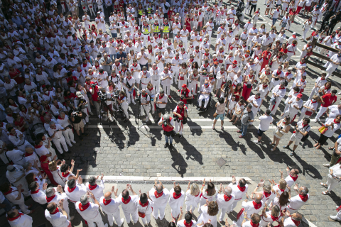 Cientos de personas han llenado este martes la plaza Consistorial de Pamplona para recordar y homenajear a Miguel Ángel Blanco, concejal del Partido Popular secuestrado y asesinado por ETA en julio de 1997, hace 25 años