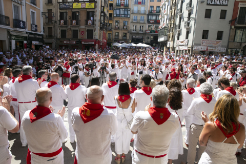 Cientos de personas han llenado este martes la plaza Consistorial de Pamplona para recordar y homenajear a Miguel Ángel Blanco, concejal del Partido Popular secuestrado y asesinado por ETA en julio de 1997, hace 25 años