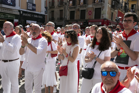 Cientos de personas han llenado este martes la plaza Consistorial de Pamplona para recordar y homenajear a Miguel Ángel Blanco, concejal del Partido Popular secuestrado y asesinado por ETA en julio de 1997, hace 25 años
