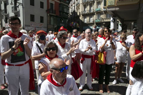 Cientos de personas han llenado este martes la plaza Consistorial de Pamplona para recordar y homenajear a Miguel Ángel Blanco, concejal del Partido Popular secuestrado y asesinado por ETA en julio de 1997, hace 25 años