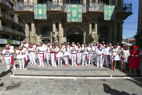 Cientos de personas han llenado este martes la plaza Consistorial de Pamplona para recordar y homenajear a Miguel Ángel Blanco, concejal del Partido Popular secuestrado y asesinado por ETA en julio de 1997, hace 25 años