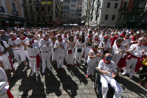 Cientos de personas han llenado este martes la plaza Consistorial de Pamplona para recordar y homenajear a Miguel Ángel Blanco, concejal del Partido Popular secuestrado y asesinado por ETA en julio de 1997, hace 25 años