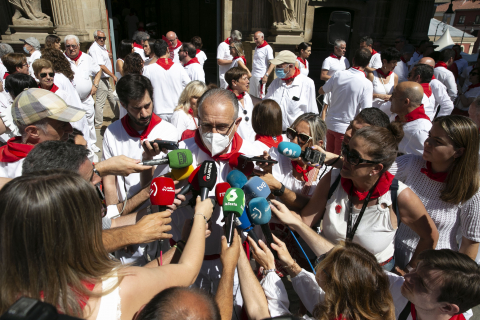 Cientos de personas han llenado este martes la plaza Consistorial de Pamplona para recordar y homenajear a Miguel Ángel Blanco, concejal del Partido Popular secuestrado y asesinado por ETA en julio de 1997, hace 25 años