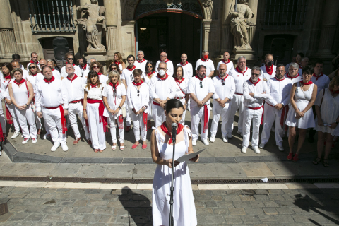 Cientos de personas han llenado este martes la plaza Consistorial de Pamplona para recordar y homenajear a Miguel Ángel Blanco, concejal del Partido Popular secuestrado y asesinado por ETA en julio de 1997, hace 25 años