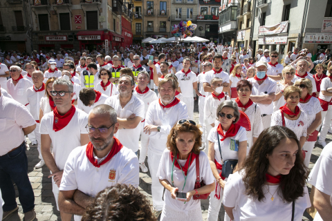 Cientos de personas han llenado este martes la plaza Consistorial de Pamplona para recordar y homenajear a Miguel Ángel Blanco, concejal del Partido Popular secuestrado y asesinado por ETA en julio de 1997, hace 25 años
