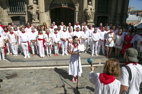 Cientos de personas han llenado este martes la plaza Consistorial de Pamplona para recordar y homenajear a Miguel Ángel Blanco, concejal del Partido Popular secuestrado y asesinado por ETA en julio de 1997, hace 25 años