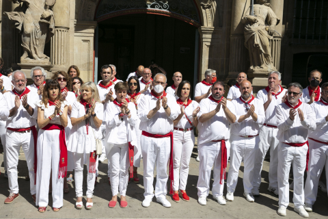 Cientos de personas han llenado este martes la plaza Consistorial de Pamplona para recordar y homenajear a Miguel Ángel Blanco, concejal del Partido Popular secuestrado y asesinado por ETA en julio de 1997, hace 25 años