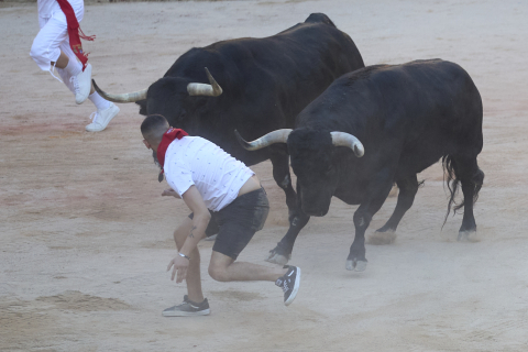 Imagen del mozo arrollado por los Victoriano del Río tras levantarse en el ruedo de la plaza de toros en el séptimo encierro