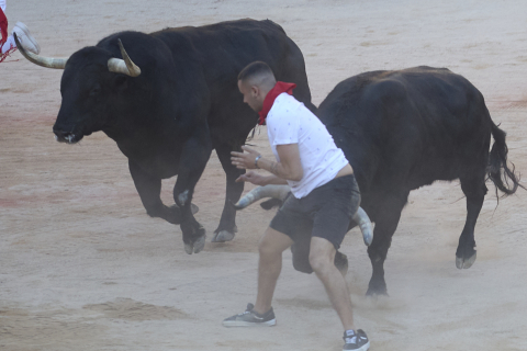 Imagen del mozo arrollado por los Victoriano del Río tras levantarse en el ruedo de la plaza de toros en el séptimo encierro