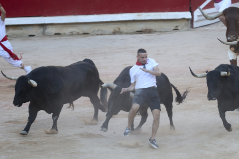 Imagen del mozo arrollado por los Victoriano del Río tras levantarse en el ruedo de la plaza de toros en el séptimo encierro