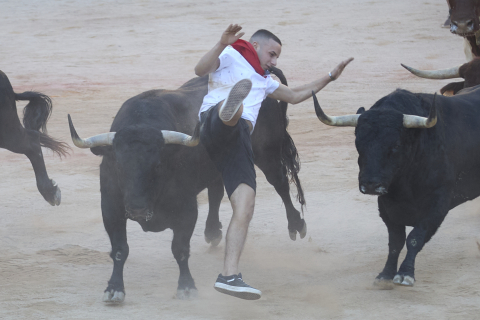 Imagen del mozo arrollado por los Victoriano del Río tras levantarse en el ruedo de la plaza de toros en el séptimo encierro