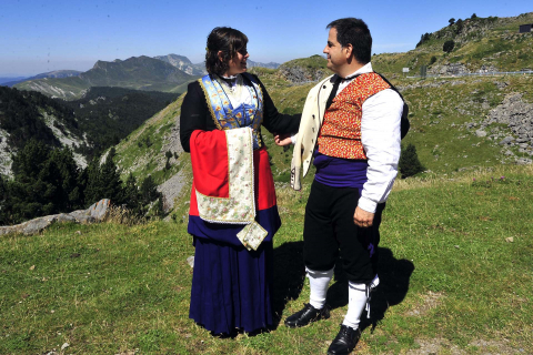 Autoridades de los valles de Roncal y Baretous escenificaron por 647 vez la firma del Tributo de las Tres Vacas