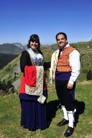 Autoridades de los valles de Roncal y Baretous escenificaron por 647 vez la firma del Tributo de las Tres Vacas