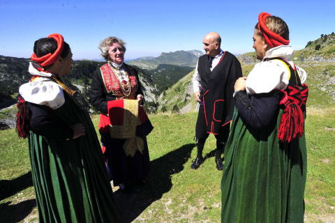 Autoridades de los valles de Roncal y Baretous escenificaron por 647 vez la firma del Tributo de las Tres Vacas