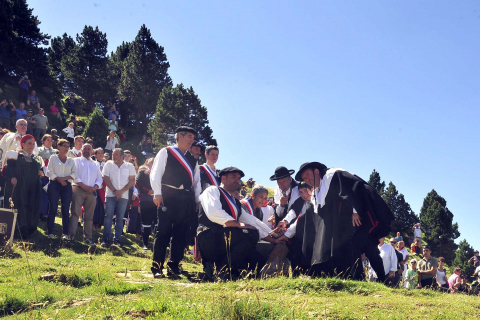 Autoridades de los valles de Roncal y Baretous escenificaron por 647 vez la firma del Tributo de las Tres Vacas