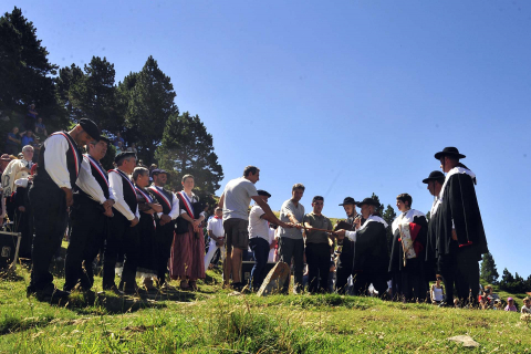 Autoridades de los valles de Roncal y Baretous escenificaron por 647 vez la firma del Tributo de las Tres Vacas