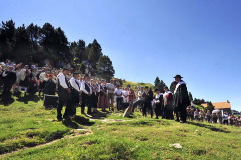 Autoridades de los valles de Roncal y Baretous escenificaron por 647 vez la firma del Tributo de las Tres Vacas