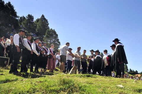 Autoridades de los valles de Roncal y Baretous escenificaron por 647 vez la firma del Tributo de las Tres Vacas