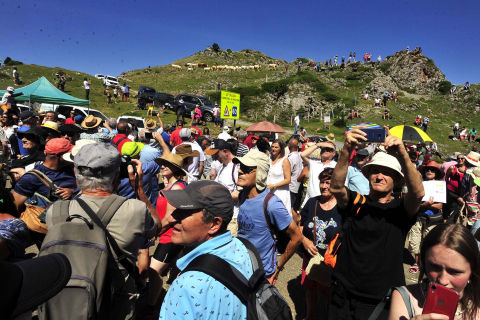 Autoridades de los valles de Roncal y Baretous escenificaron por 647 vez la firma del Tributo de las Tres Vacas