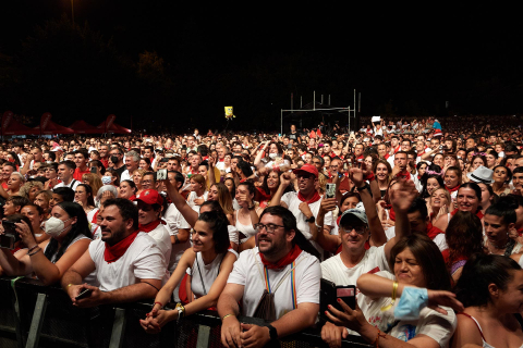 Concierto de Camela en la Plaza de los Fueros de Pamplona durante San Fermín.