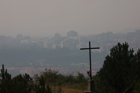 Fotos de la cortina de humo que cubre Pamplona este viernes.
