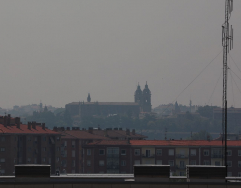 Fotos de la cortina de humo que cubre Pamplona este viernes.