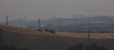Fotos de la cortina de humo que cubre Pamplona este viernes.