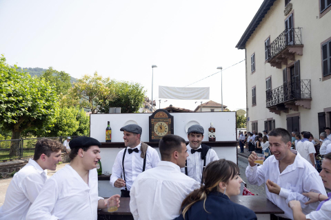 Baztandarren biltzarra en Elizondo: carrozas participantes y público asistente