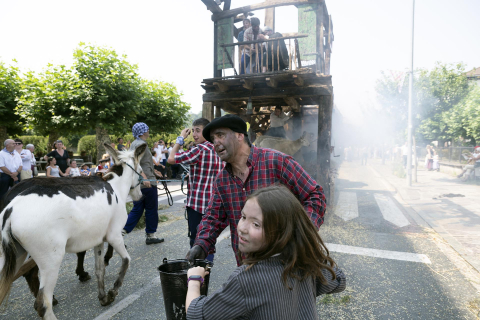 Baztandarren biltzarra en Elizondo: carrozas participantes y público asistente