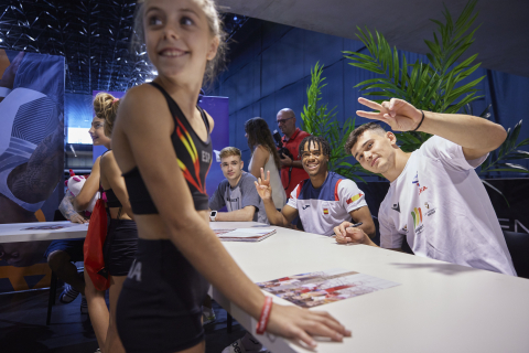 Los gimnastas del equipo olímpico firmaron autógrafos en el Navarra Arena.