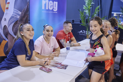 Los gimnastas del equipo olímpico firmaron autógrafos en el Navarra Arena.