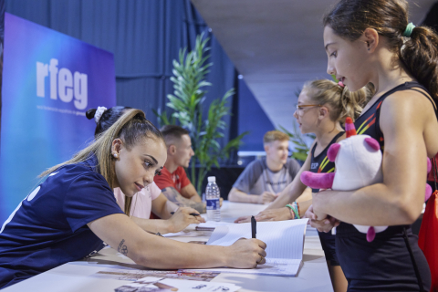 Los gimnastas del equipo olímpico firmaron autógrafos en el Navarra Arena.