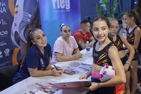 Los gimnastas del equipo olímpico firmaron autógrafos en el Navarra Arena.